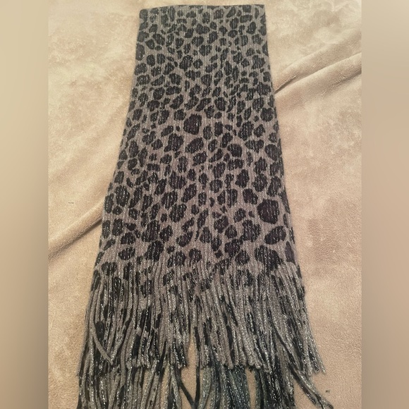 Ladies animal print scarf - Picture 2 of 3
